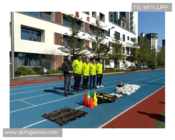 在足球场上捡瓶子不仅是环保行动更是传递爱心与责任的美好实践