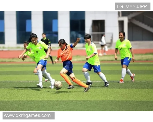 在绿茵场上挥洒激情踢足球的艺术之美与创作灵感