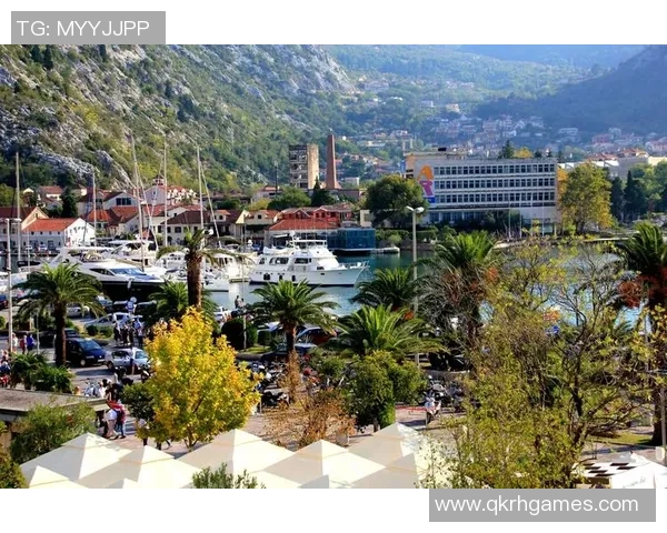 足球场上的魅力与时尚模特的优雅交汇成一幅动人画卷